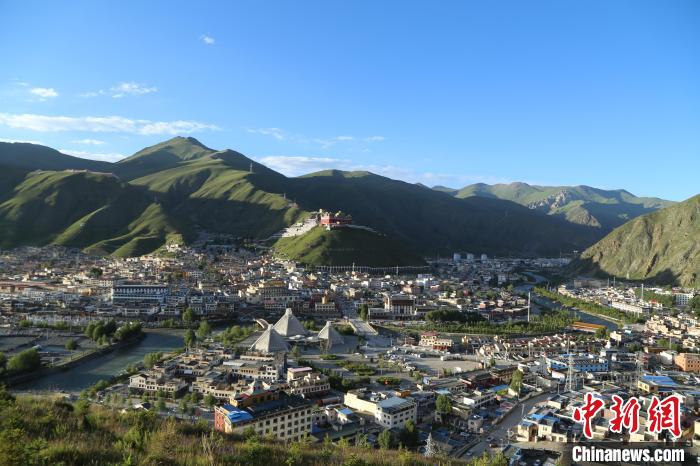 圖為航拍玉樹市?！∮駱涫形麄鞑抗﹫D