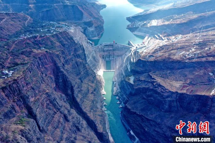 圖為白鶴灘水電站大壩全景圖?！∷娝木止﹫D