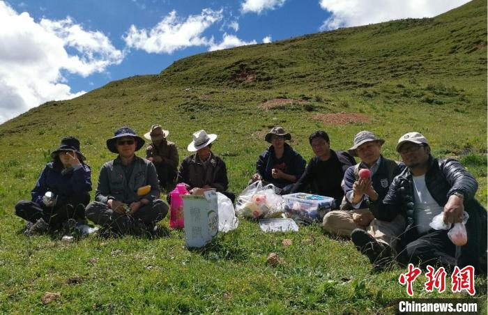 科研團隊在熱魯盆地工作合影?！≈锌圃呵嗖馗咴?供圖