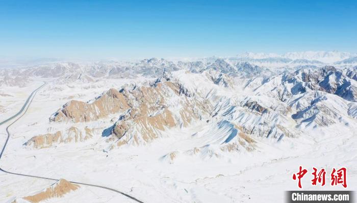 圖為無人機航拍高原雪景?！《继m縣融媒體中心供圖