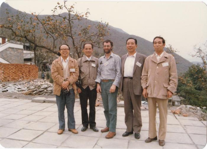 1987年早期脊椎動物國際研討會在中國舉行，劉玉海先生(右一)與中外同行專家合影?！avin Young(澳大利亞) 供圖