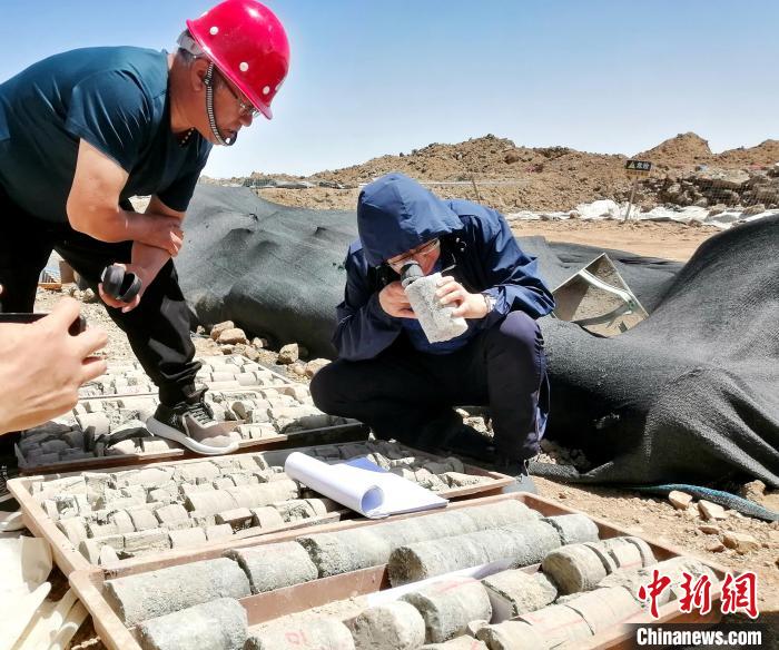 圖為地質專家觀察含鹽地層。(資料圖) 柴綜院 供圖
