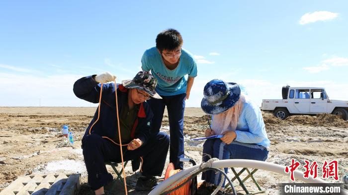圖為專家測量鹽湖鹵水水位。(資料圖) 柴綜院 供圖