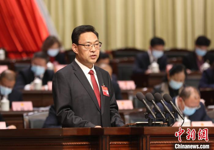 圖為青海省西寧市人民政府代市長石建平作政府工作報告?！∑钤鲚?攝