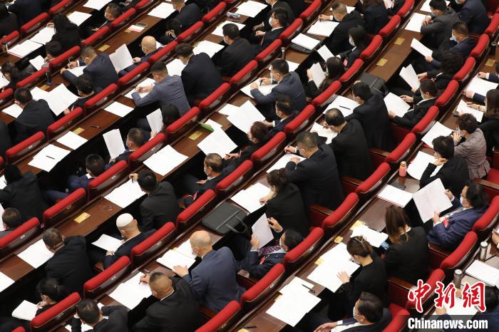 圖為會議現場，參會代表正在聽取政府工作報告?！∑钤鲚?攝