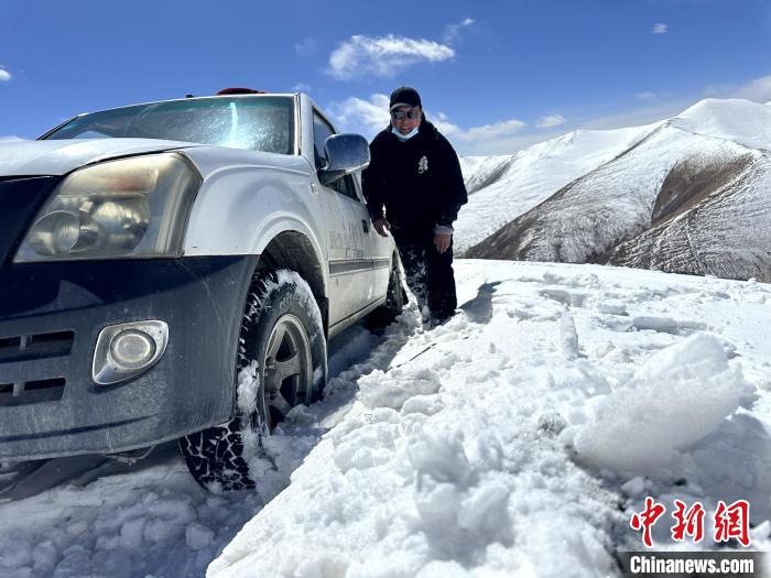圖為生態管護人員準備在雪地推車?！《“瓦_杰 攝
