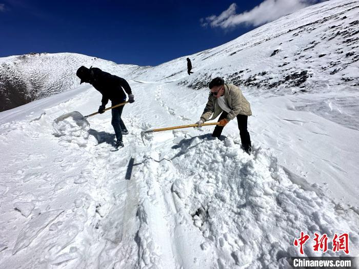 圖為生態管護人員在巡護道路上清雪?！《“瓦_杰 攝