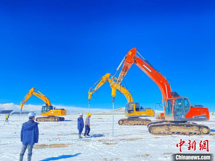 圖為雪中施工。資料圖 姜佳保供圖