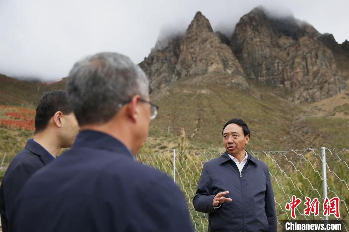 圖為西藏自治區人大常委會副主任、拉薩南北山綠化指揮部副總指揮江白(右)?！∝暣_ 攝