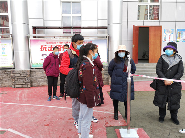 圖片默認標題_fororder_1、學生排隊進入校園-攝影-左斌
