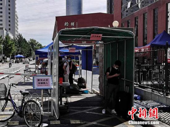 中國科學院大學校門外，豎立著“家長止步”的提示牌。 中新網 張尼 攝