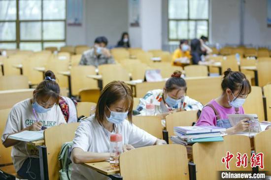 資料圖：學生在圖書館自習室內學習?！⑾A 攝
