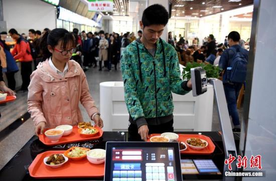 資料圖：某高校食堂學生在打飯。中新社記者 韓蘇原 攝