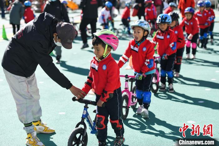 圖為拉薩市實驗幼兒園孩子們在教練的指導下練習滑步車?！『闻罾?攝