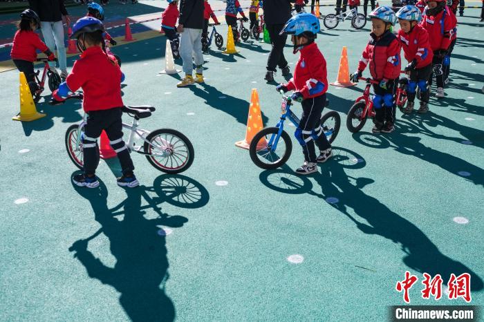 圖為拉薩市實驗幼兒園孩子們正在練習滑步車?！『闻罾?攝