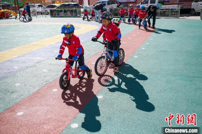 圖為拉薩市實驗幼兒園孩子們正在練習滑步車?！『闻罾?攝
