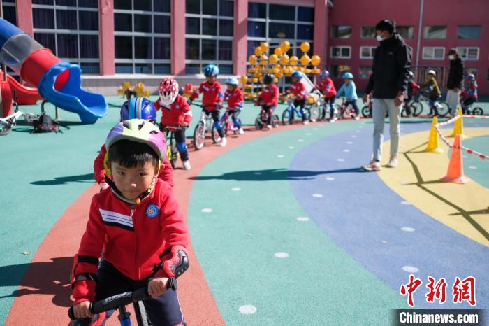 圖為拉薩市實驗幼兒園孩子們在教練的指導下練習滑步車?！『闻罾?攝