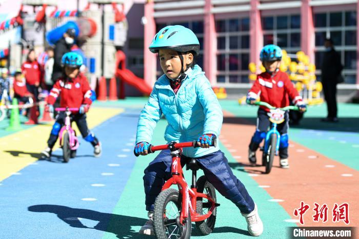 圖為拉薩市實驗幼兒園孩子們正在練習滑步車?！『闻罾?攝