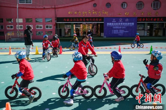 圖為拉薩市實驗幼兒園孩子們正在練習滑步車?！『闻罾?攝