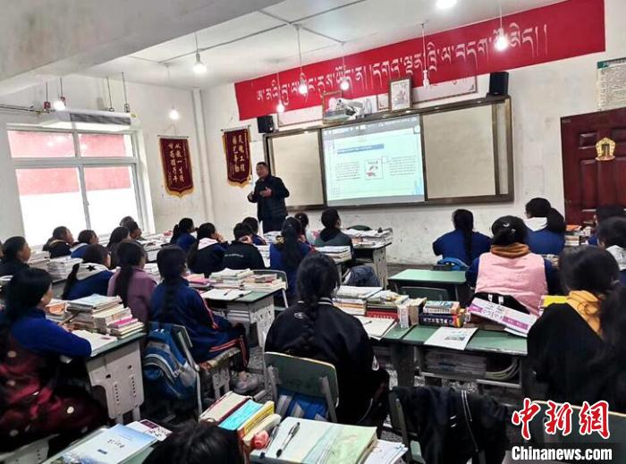 學生在免費輔導班上課?！∧岈敵?攝