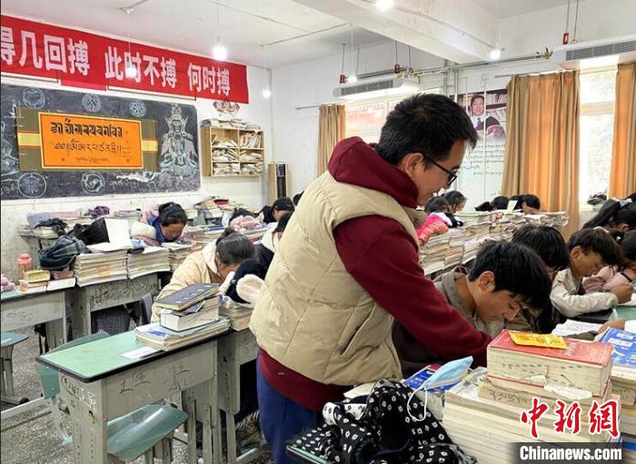 學生在免費輔導班上課?！∧岈敵?攝