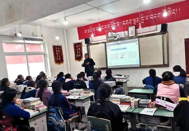 學生在免費輔導班上課?！∧岈敵?攝