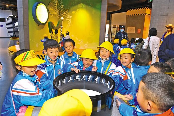 圖為10月29日，一年級的同學們在科技館參觀體驗。李洲 攝.jpg