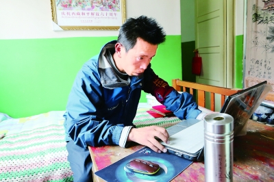 宋玉剛老師認真地在電腦上查資料。西藏商報記者 盧明文攝影.jpg