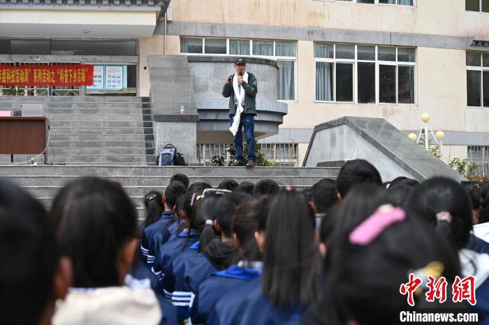 圖為西藏大學教授寧長春為中學生授課?！≮w朗 攝