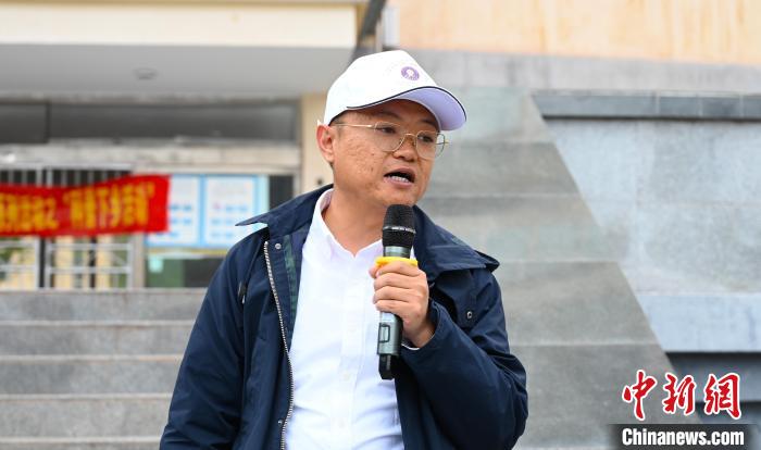 圖為西藏大學教授李昊為中學生授課?！≮w朗 攝