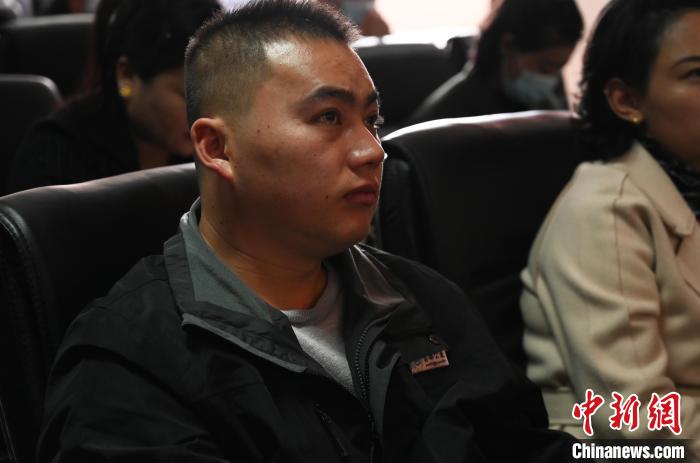 圖為企業工作人員參加講座?！≮w朗 攝