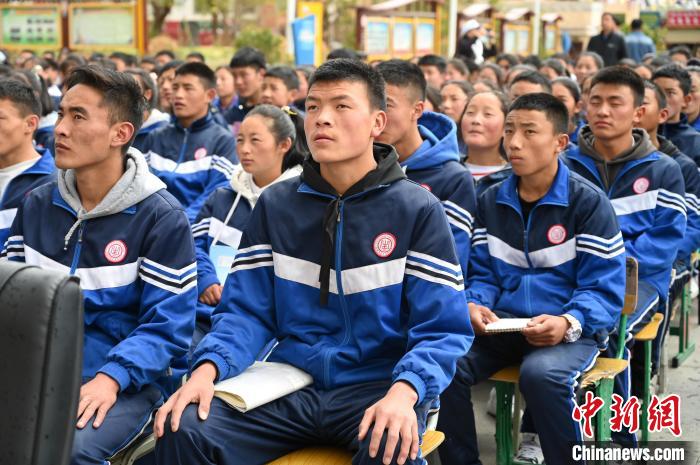 圖為昌都市第五高級中學學生參加授課?！≮w朗 攝