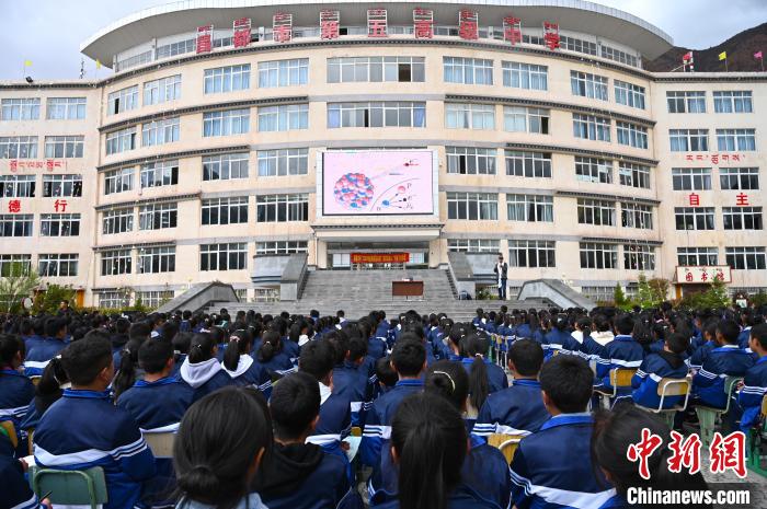 圖為昌都市第五高級中學全體學生參加授課?！≮w朗 攝