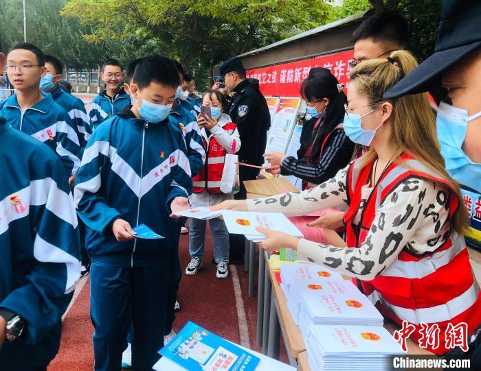圖為西寧市法制宣傳進校園?！∥鲗幨谐俏鲄^供圖