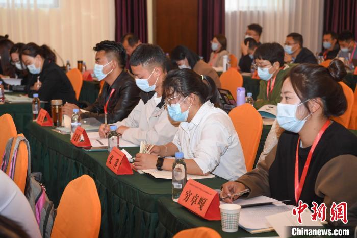 圖為第十五期全國預防青少年違法犯罪工作理論與務實高級研修班學員正在上課?！∝暩聛硭?攝