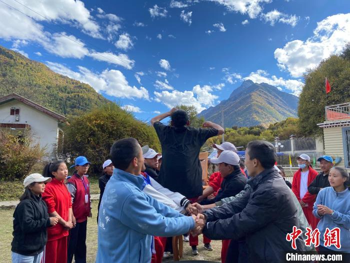 圖為學生們在西藏巴松措青少年活動營地開展趣味活動?！∥鞑厍嗌倌陮嵺`教育基地供圖