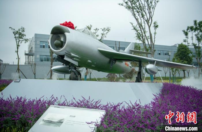 園林式戰斗機博物館內展示的“殲5甲”飛機?！⒅铱?攝