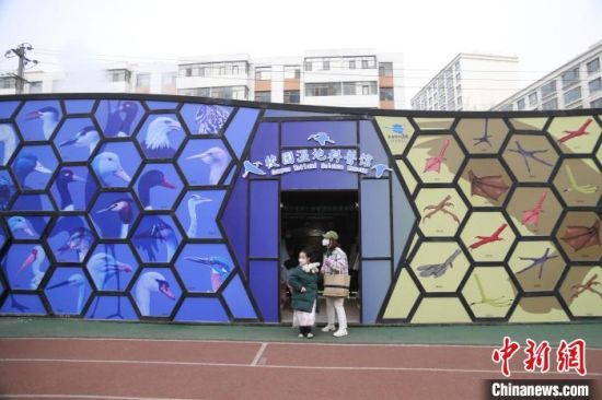 圖為西寧市第一中學濕地科普宣教館?！±罱瓕?攝