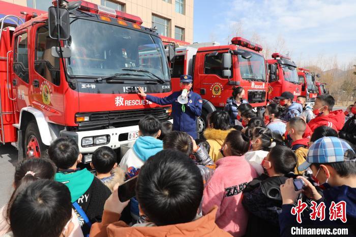 圖為消防員向小朋友們講解消防車?！铨埥?攝