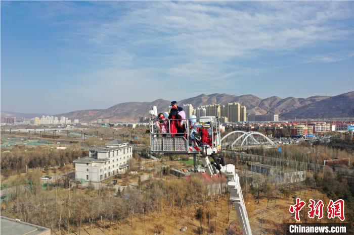 圖為小朋友在消防員的陪同下，體驗78米登高平臺消防車?！铨埥?攝