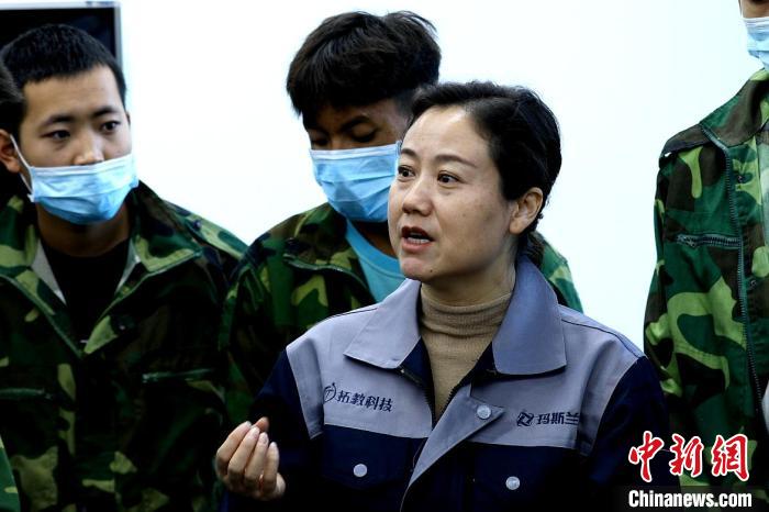 圖為李富香給與學生交流。(資料圖) 青海省教育廳供圖