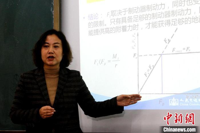圖為李富香給學生上理論課。(資料圖) 青海省教育廳供圖