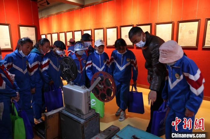 資料圖為玉樹市第四完小學生參觀鑄牢中華民族共同體意識主題展?！『F龍 攝