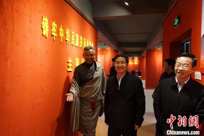 資料圖為參觀鑄牢中華民族共同體意識主題展?！『F龍 攝