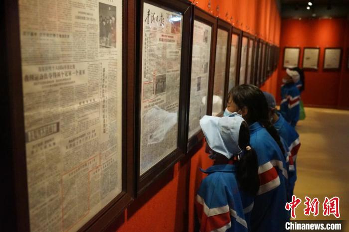 資料圖為玉樹市第四完小學生參觀鑄牢中華民族共同體意識主題展?！『F龍 攝