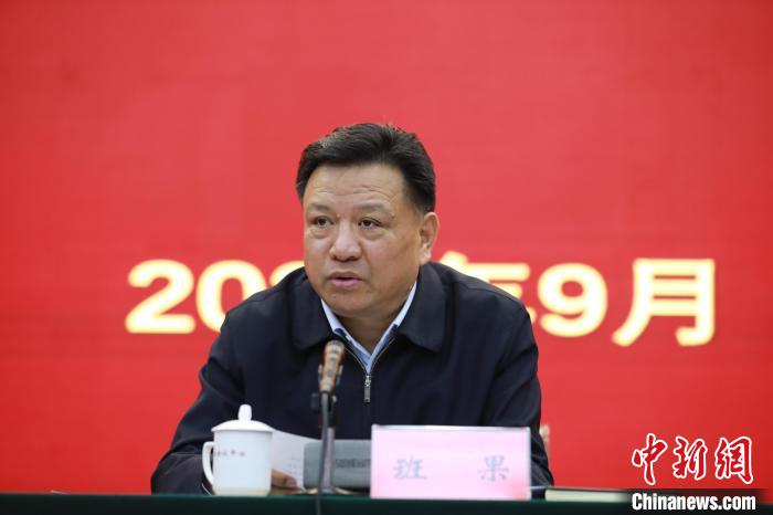 圖為青海省委常委、統戰部部長班果出席會議并講話?！『F龍 攝