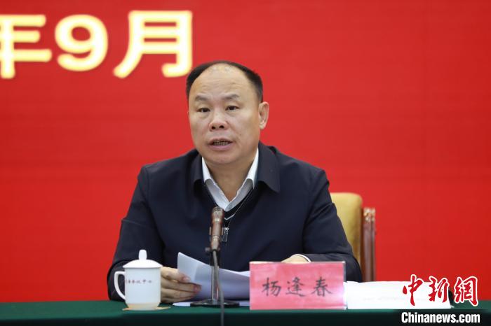 圖為青海省副省長楊逢春主持會議并講話?！『F龍 攝