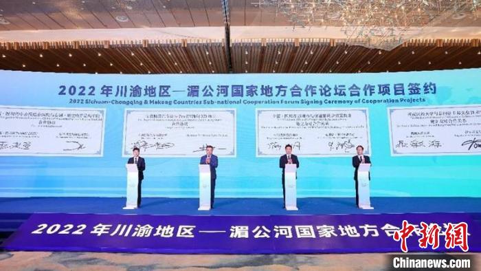 多個項目集中簽約。王宇 攝