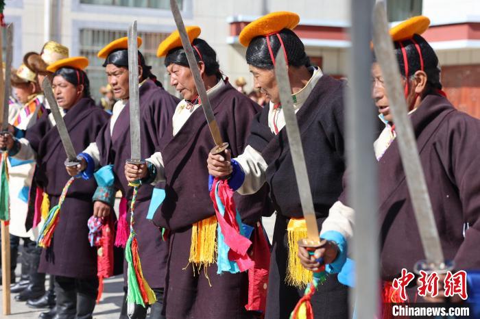 圖為藝人們手持藏刀表演加麻百·甲江?！愔闈扇?攝