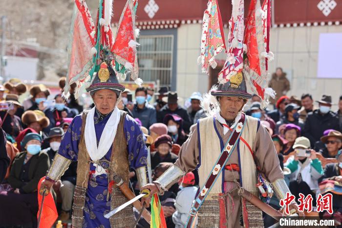 圖為兩位藝人表演瓊結“果孜”舞?！愔闈扇?攝